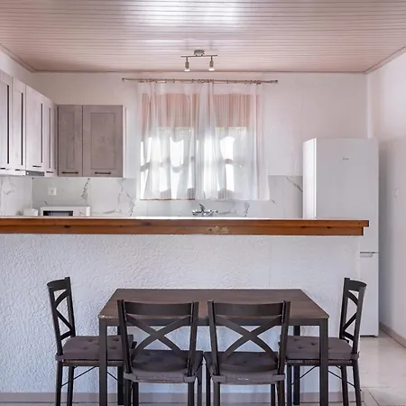 Salty Pebble House Дом отдыха *